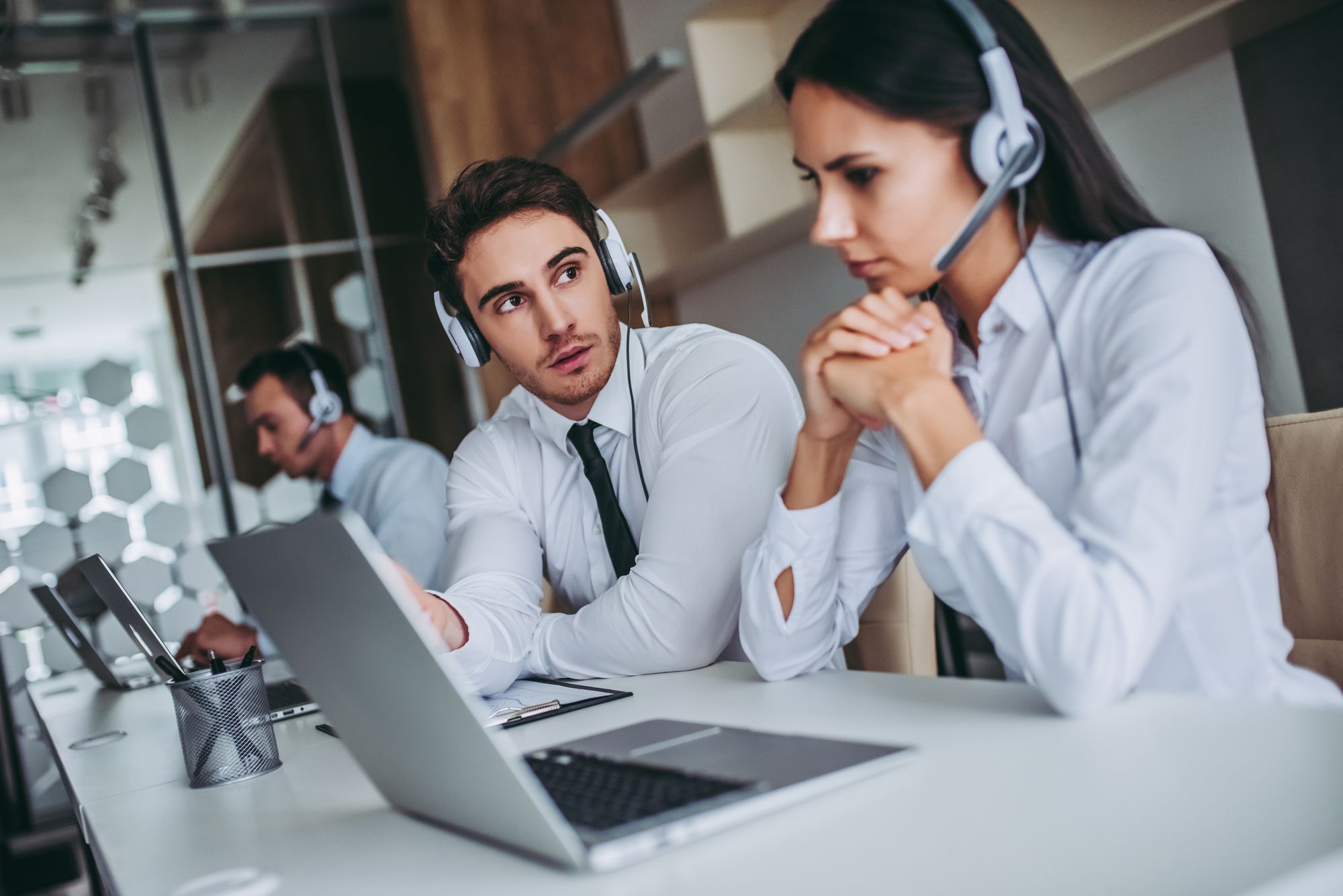imagen de persona atendiendo llamadas de servicio al cliente